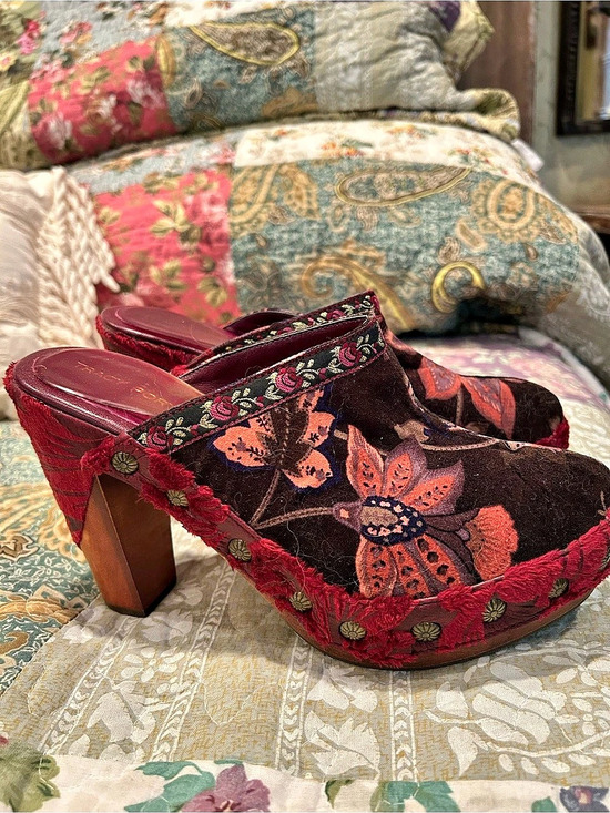 Tracy Porter Shoes - Tracy Porter Floral Platform Clogs in Red & Black